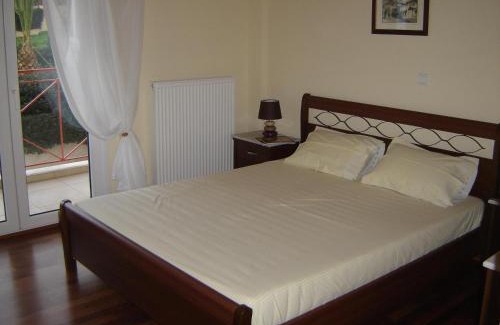 Sarakiniko Apartment | Discover Stavento: Oceanfront Haven with Hot Tub & Dining
