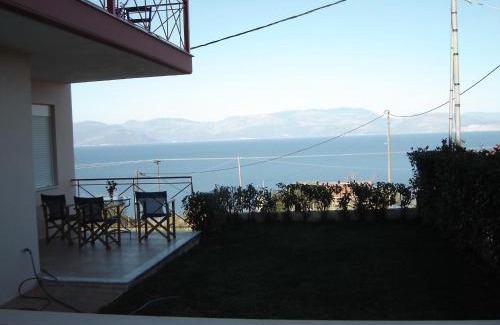 Sarakiniko Apartment | Discover Stavento: Oceanfront Haven with Hot Tub & Dining
