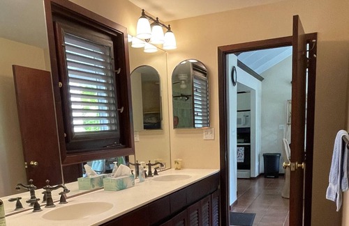 Estate River House | Stay 7 nights - get 1 night free!! GORGEOUS VILLA, GATED COMMUNITY!