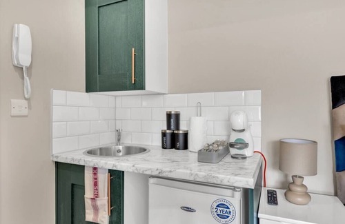 Shacklewell Apartment | Discover Convenience: Studio Stay in Prime Location