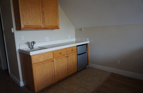 Dixon Cottage | Host Your Stay at Zenith Cottage with Family-Friendly Comfort