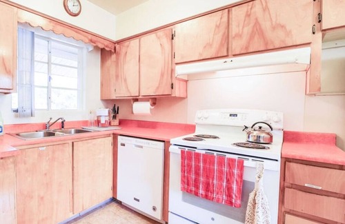 Prescott House | Golfers Retreat: Pet-Friendly Stay with Office Space