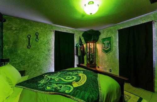 Lakeside Estates House | Experience Hogwarts: Pet-Friendly Haven with Free Parking
