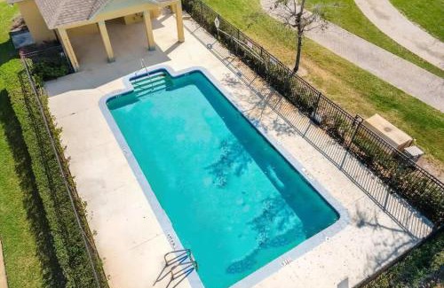 Lakeside Estates House | Experience Hogwarts: Pet-Friendly Haven with Free Parking