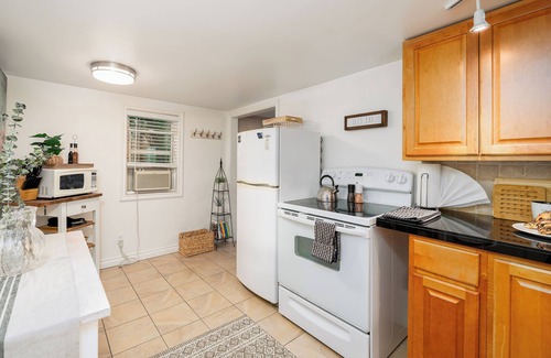 North Rose Hill Cottage | Relax at Lake Forbes Cottage with Spa & Scenic Views