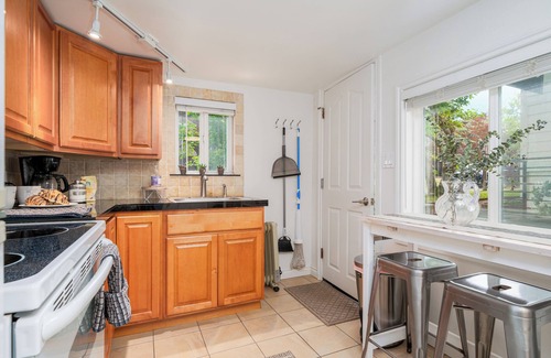 North Rose Hill Cottage | Relax at Lake Forbes Cottage with Spa & Scenic Views