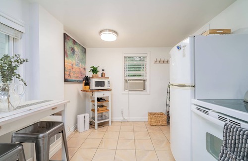 North Rose Hill Cottage | Relax at Lake Forbes Cottage with Spa & Scenic Views