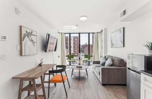 Poplar Apartment | Experience Comfort at Luna on N 10th St with Family Amenities