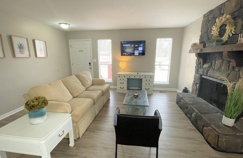 New Castle House | Stay at Old Farm - Remodeled & 14 min to DT