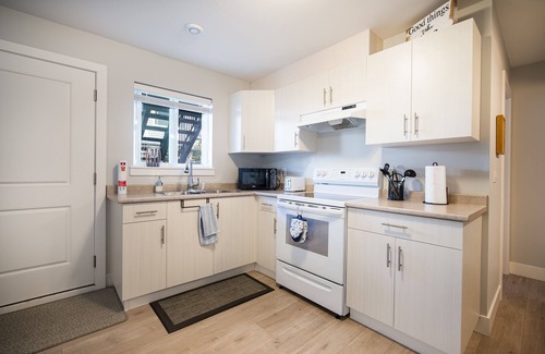 South Newton House | Unwind This Summer with Top Amenities and Perfect Reviews!
