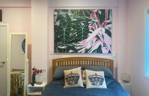 Mapua Bed & Breakfast | Art Gallery Retreat: Family-Friendly & Pet Welcoming Stay