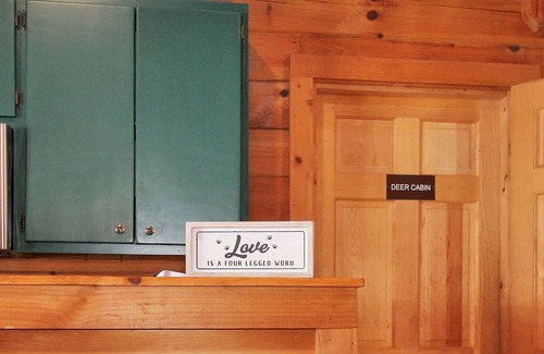 Pine Mountain Valley Cabin | Cozy Woodscape Cabin: Guest Rated 9.6, Pet & Kid Friendly