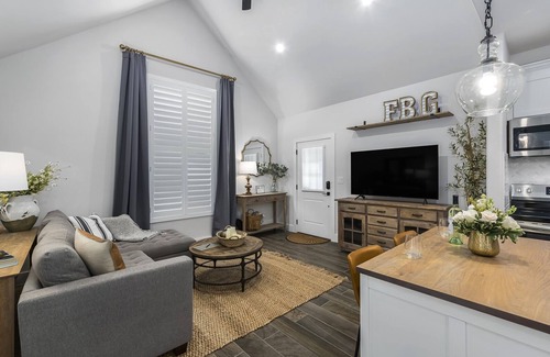 Fredericksburg House | Unwind in a Brand New Suite with Spa and Breakfast