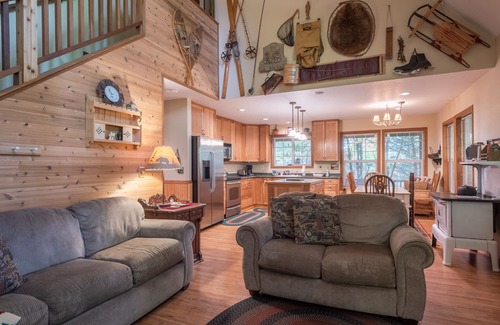 Rhododendron Cabin | Moose Manor: Unwind with Spa and Breakfast Delights