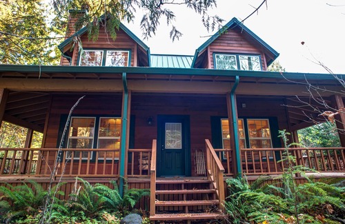 Rhododendron Cabin | Moose Manor: Unwind with Spa and Breakfast Delights
