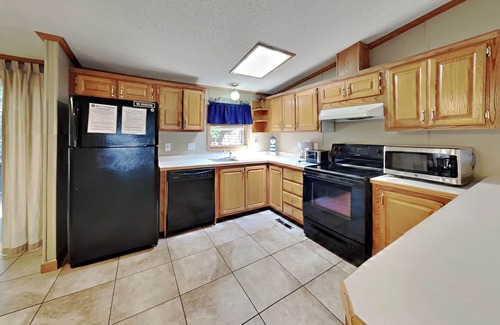 Put-in-Bay House | Relax by the Pool in Island Club Home - Ideal for Families