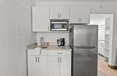Cedar Falls Apartment | Stay Downtown, Free Gated Parking, Renovated Studio! 514