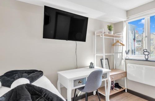 Shacklewell Apartment | Explore the City from Our Convenient Studio Retreat