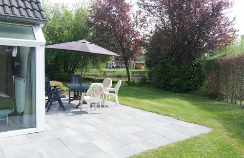 Nieuw Heeten House | Stay in Bungalow Schipbeek Luxe for 6 persons by the pond at Vakantiepark de Sallandshoeve and enjoy comfort, nature, and peace in Overijssel.