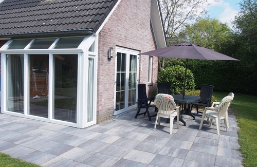 Nieuw Heeten House | Stay in Bungalow Schipbeek Luxe for 6 persons by the pond at Vakantiepark de Sallandshoeve and enjoy comfort, nature, and peace in Overijssel.
