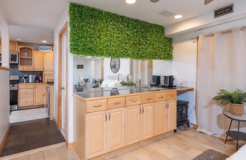 Everett Apartment | Indulge at Encore Private Suite: Pet-Friendly & Spa Access