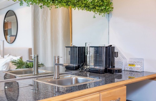 Everett Apartment | Indulge at Encore Private Suite: Pet-Friendly & Spa Access