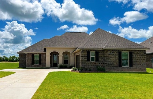 Lake Charles House | Stay in luxury and comfort during your next work contract or vacation at the Bellview Bungalow.