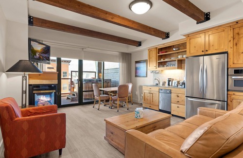 Kimball Junction Condo | Stay in Style | Fireplace + Washer/Dryer | Private Hot Tub + Great Views