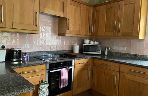 Kingston St Mary Cottage | Relax in a Scenic AONB Retreat with Hot Tub & Pet Access