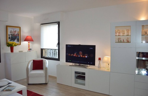 Notre-Dame Apartment | Explore Comfort in the Heart of Versailles
