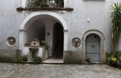 Campagna Apartment | Discover Comfort in the Heart of Campagna with Spa & More