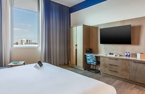 Ojus Hotel | Experience Miami with Rooftop Pool and Pet-Friendly Stay