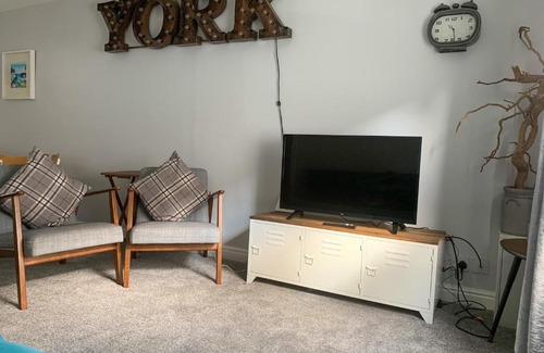 York Cabin | Experience York at The Hampden - Pet & Child Friendly Stay