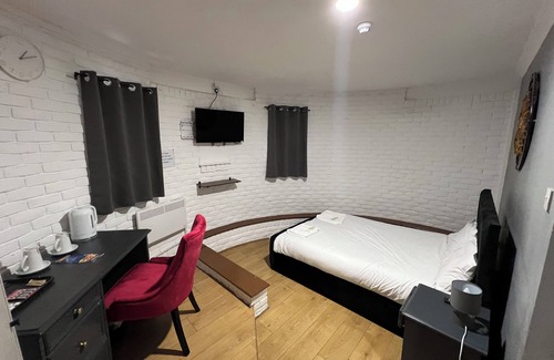 Papworth Everard Hotel | Budget-Friendly Stay Inn Express with Family Amenities