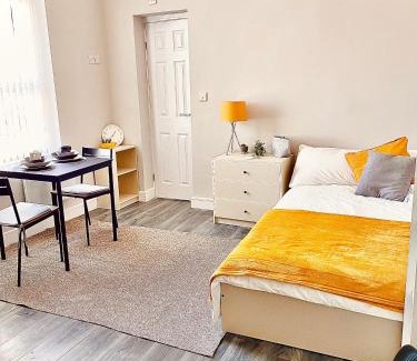Birmingham City Centre Apartment | Eco-Friendly Stay Inns with Breakfast & Hot Tub Awaits You