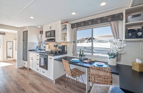 Chelan Boat Rental | Experience Lake Chelan Views on a Unique Houseboat Retreat