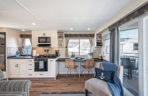 Chelan Boat Rental | Experience Lake Chelan Views on a Unique Houseboat Retreat