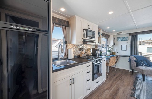 Chelan Boat Rental | Experience Lake Chelan Views on a Unique Houseboat Retreat