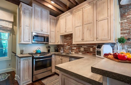 Oxford Condo | Ideal Stay on the Square with Pool and Spa Access