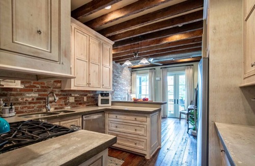 Oxford Condo | Ideal Stay on the Square with Pool and Spa Access