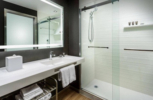 Paradise Valley House | Relax by the Bay: Cozy Room with Pool and Spa Amenities