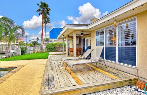 Corpus Christi House | Experience Waterfront Bliss with Pool Access and Ocean Views