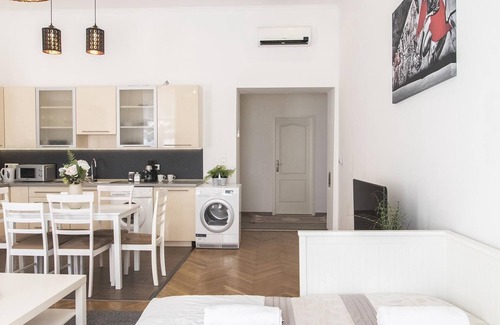Terezvaros Apartment | Convenient Stay Near Opera Andrassy Avenue with Kitchen