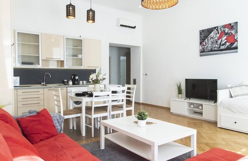 Terezvaros Apartment | Convenient Stay Near Opera Andrassy Avenue with Kitchen