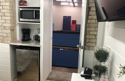 Salina House | Unwind & Explore: Spacious Gym and Custom Loft Retreat!