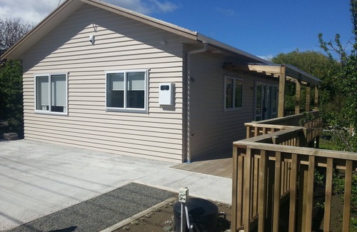 Paraparaumu Beach Cottage | Relax and Enjoy: Family-Friendly Stay with Pool Access