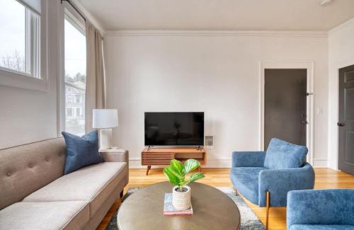 Buckman Neighborhood Apartment | Stay Portland - La Casa Burnside - Local Eateries, Shops, and Bars