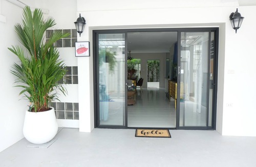Khlong Tan Nuea House | Experience Unique Style at ENVY Home with Kitchen Access