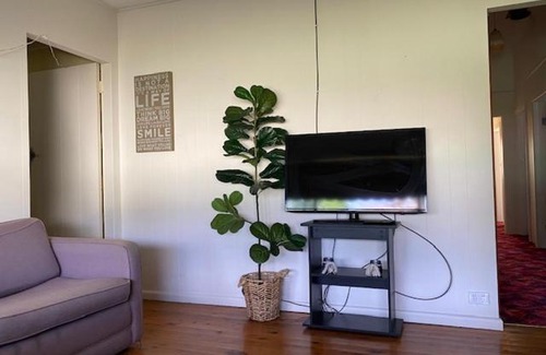 West Wyalong House | Cozy Stay @ Ray's with Hot Tub & Family-friendly Amenities