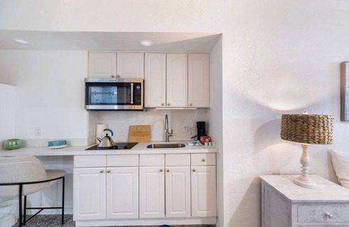 Jog Road Bed & Breakfast | Relax in a Beachfront Retreat with Family-Friendly Amenities